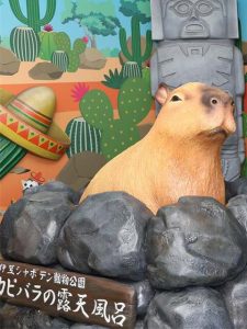 伊豆シャボテン動物公園の入り口にあるカピバラの置物と記念撮影をしてもらえます。